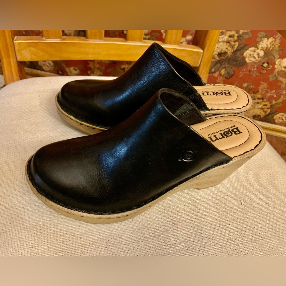 Woman's BORN black leather mules clogs closed toe wedge Size 8M